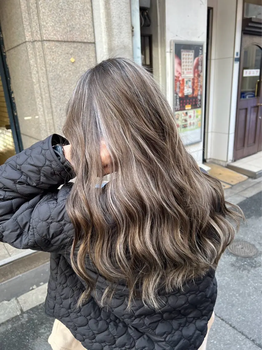 ロング カラー グレージュ ハイライトカラー ハイライト ヘアカラー トリートメント 指名数No.1 /NAOYAのヘアスタイル
