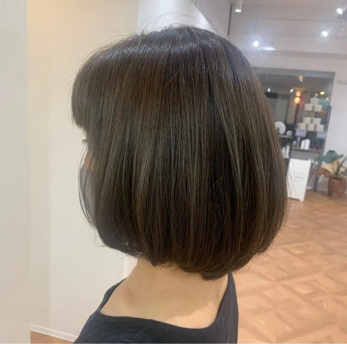 ミディアム アッシュ アッシュグレー アッシュグレージュ ボブ カット ヘアカラー 佐々木 有彩のヘアスタイル