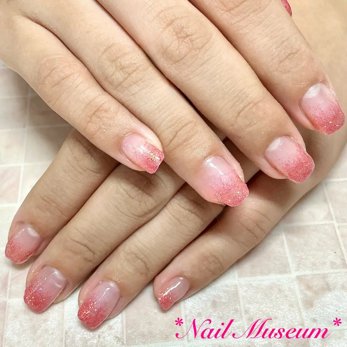 【🏖️夏にオススメ】💅ラメグラデーション（オフ有）　✨キラキラが可愛い✨オフィスOK💅の写真