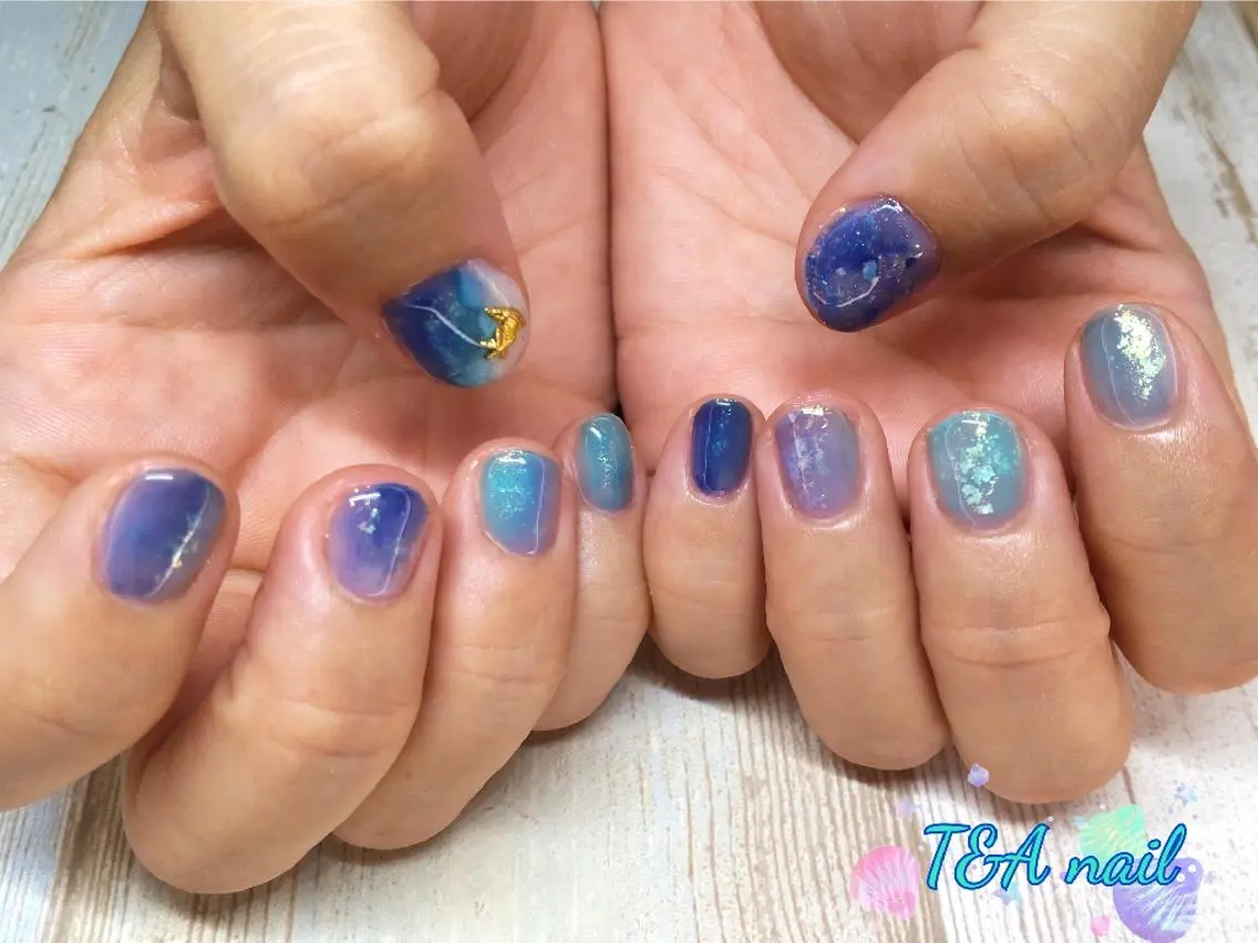 ショート ネイル ショートヘア ブルー ジェルネイル ニュアンスネイル スカルプネイル T&A nailのネイルデザイン