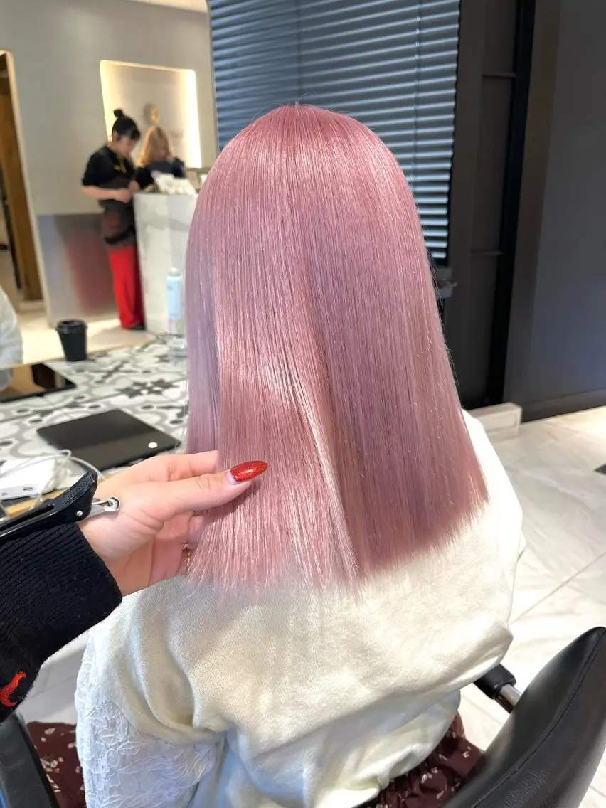 セミロング ヘアカラー トリートメント 淡いハイトーンカラー レイヤーカットゆうかのヘアスタイル