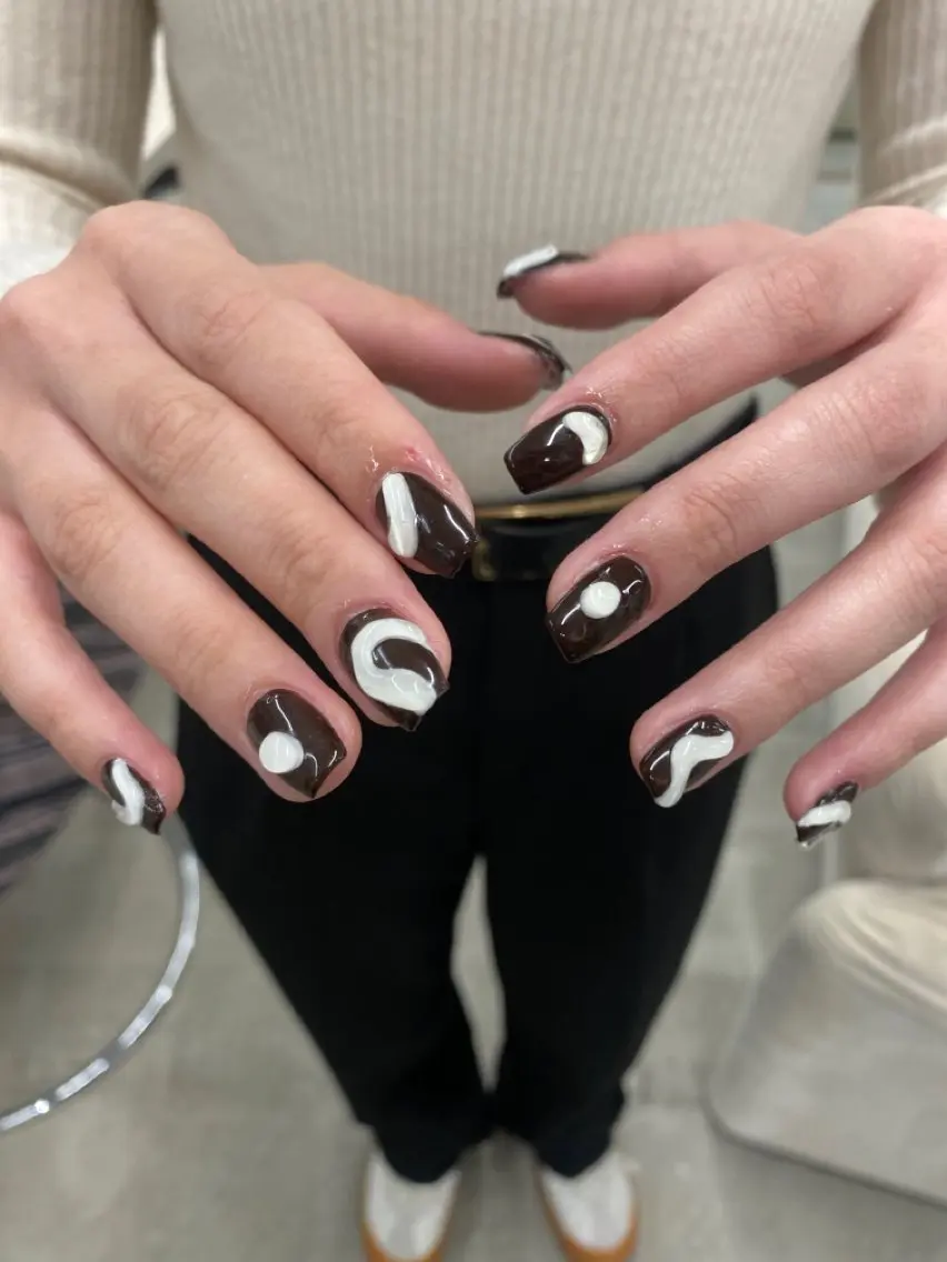 ネイル ブラウン ホワイト chika / nailのネイルデザイン