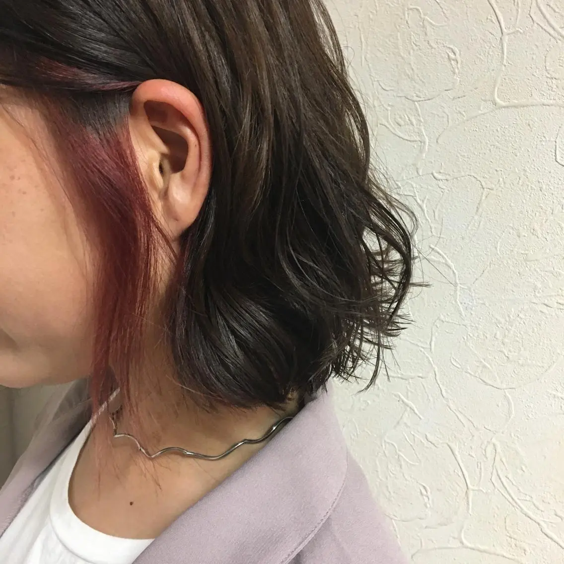 カラー ブリーチ イヤリングカラー レッドカラー おの はるかのヘアスタイル