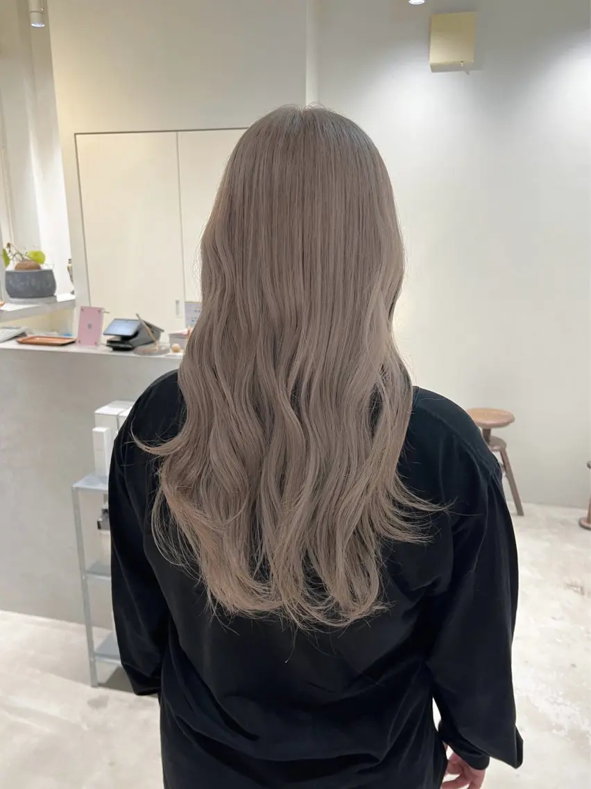 ロング カラー 透明感カラー グレージュ ミルクティーグレージュ ヘアカラー 周東 芽依のヘアスタイル