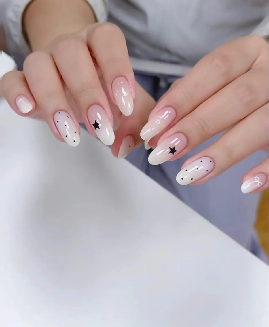 ネイル チークネイル ドット フレンチネイル グラデーション 韓国ネイル ハンドネイル Minette nailrinrinのネイルデザイン