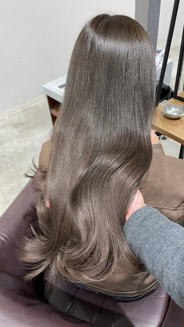 ロング カラー 透明感カラー オリーブカラー ヘアカラー トリートメント 紅都🫧 透明感水光カラーのヘアスタイル