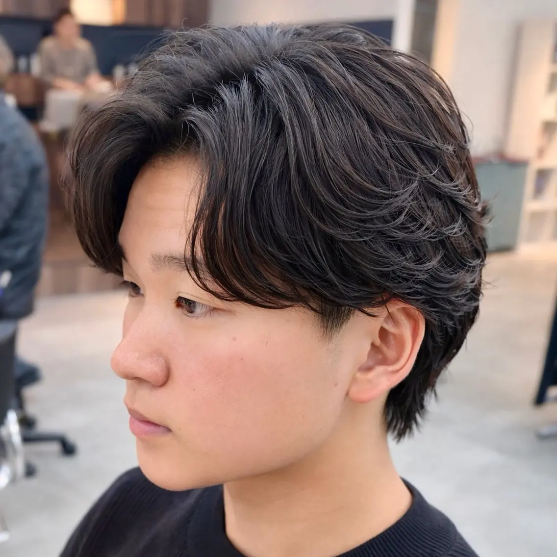 パーマ メンズ センターパート フェザーパーマ メンズ韓国風 メンズパーマ ニュアンスパーマ カット パーマ 男の理想を叶える🔥 メンズパーマ特化｜関のヘアスタイル