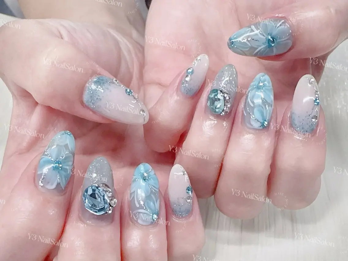 ネイル アートネイル ブルー フラワーネイル グラデーション キラキラネイル ハンドネイル Y3 NailSalonのネイルデザイン