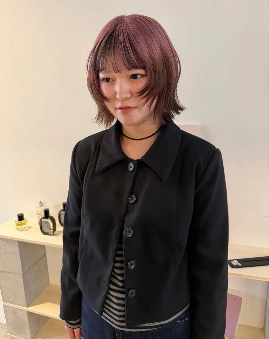 ショート カラー ボブレイヤー ベージュカラー ブリーチ ブロンド ケアブリーチ ヘアカラー トリートメント MIU/ルーツカラー 顔まわりレイヤーのヘアスタイル
