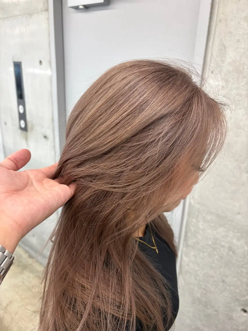 ミディアム フジイ トワ/ レイヤーカットのヘアスタイル