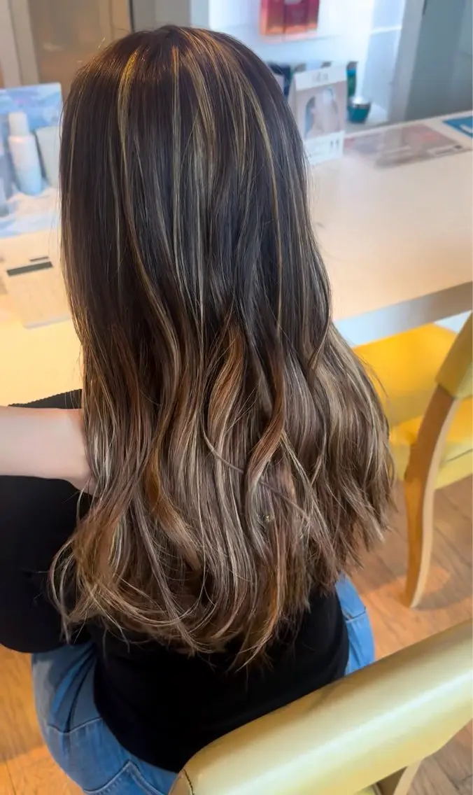 カラー 岡田 紗奈のヘアスタイル