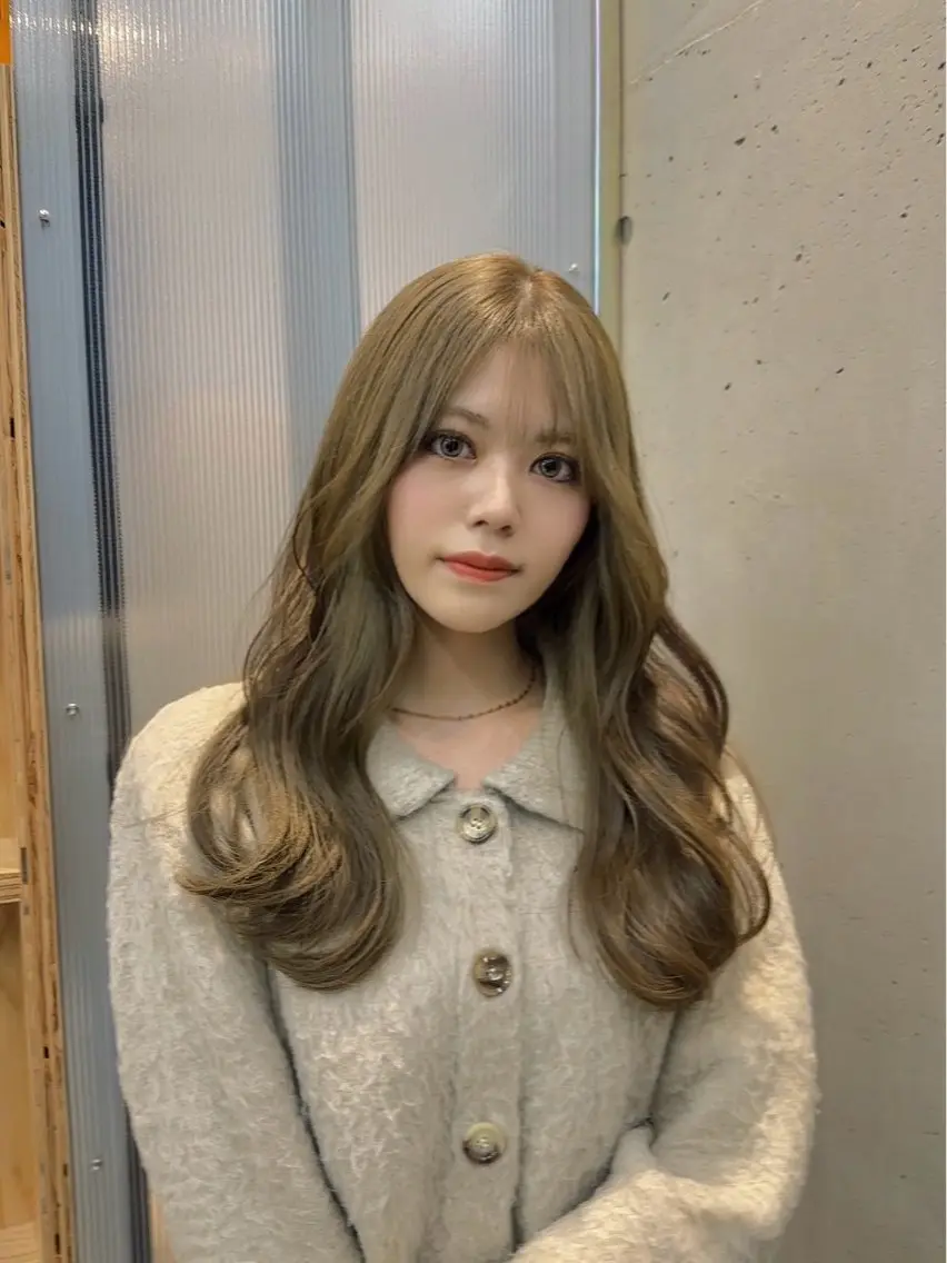 ロング カラー ヘアアレンジ ベージュカラー ブリーチ ダブルカラー ブリーチなしカラー オリーブベージュ ヘアカラー REONA🪽✨薬院 レイヤーカット🫧のヘアスタイル