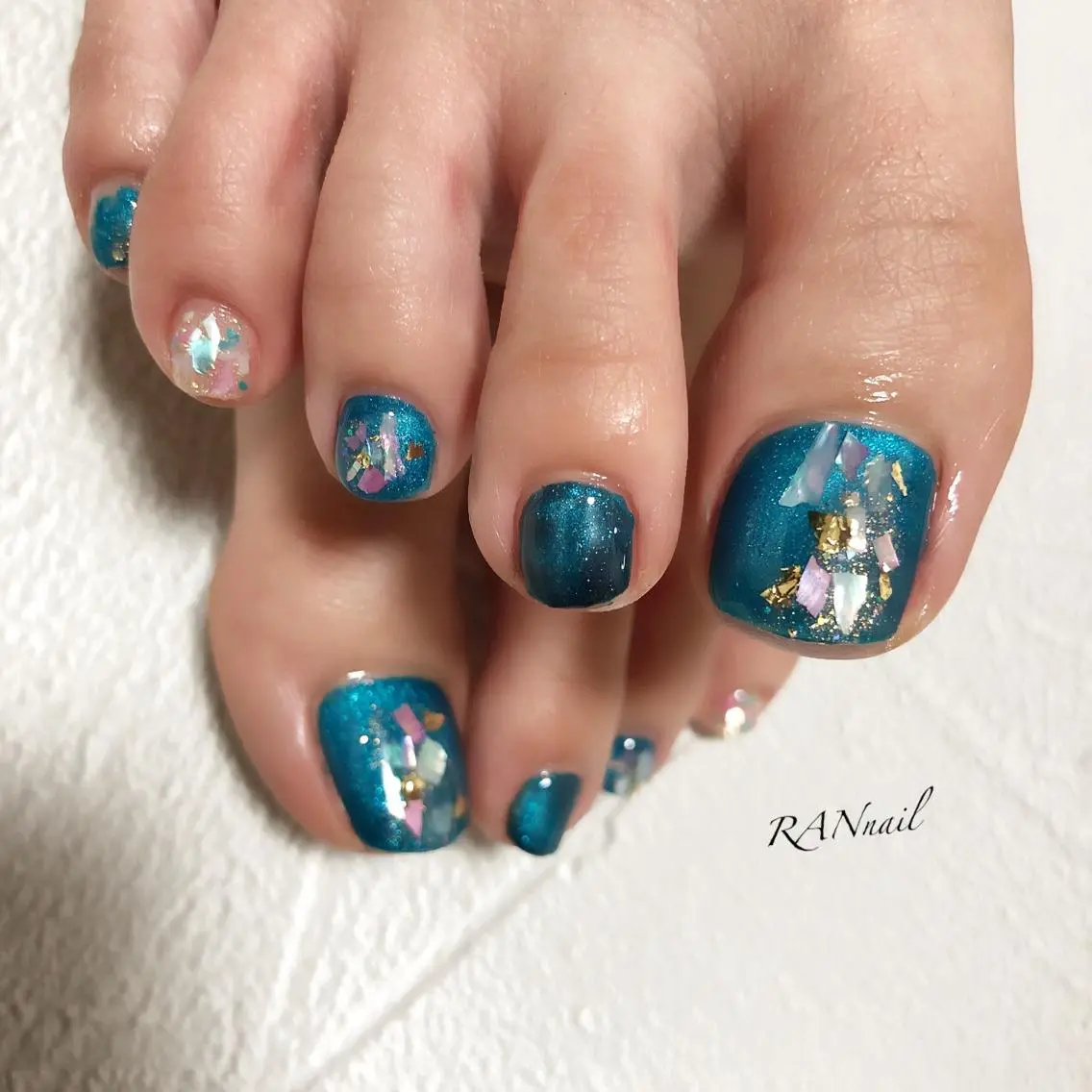 ネイル オーロラネイル ブラウン フットネイル ゴールド キラキラネイル ハンドネイル フットネイル RAN nailのネイルデザイン