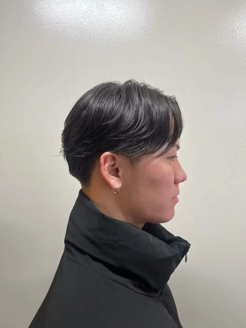 ショート パーマ メンズ カルマパーマ メンズパーマ カット パーマ 韓国メンズヘア/ 毛流れヘア　須田龍世のヘアスタイル