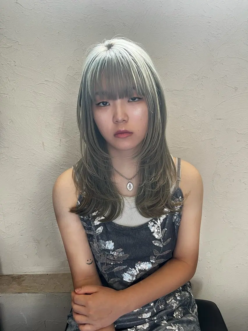 ミディアム カラー ミント ミントグリーン 顔まわりレイヤー レイヤーカット レイヤーカット/ブラ ウンカラー/河野凜のヘアスタイル