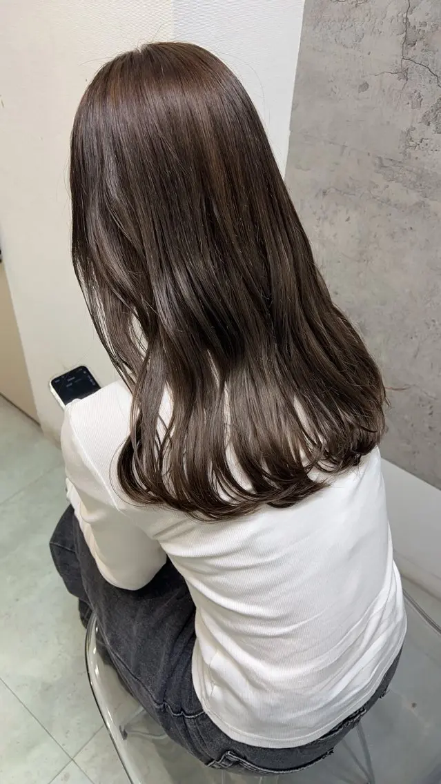 ミディアム カラー ブリーチ 透明感カラー ブリーチなしカラー ayaka🫧 梅田ダブルカラーのヘアスタイル