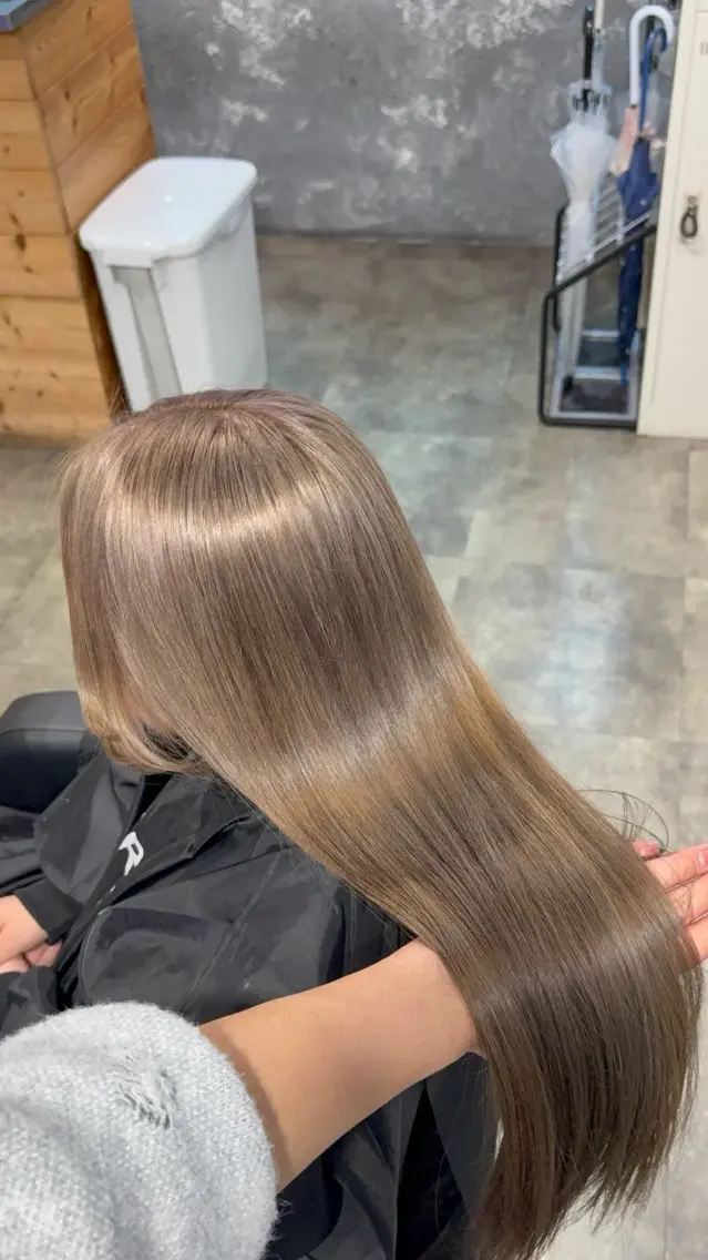 ロング カラー 透明感ベージュ/ レイヤー縮毛矯正のヘアスタイル
