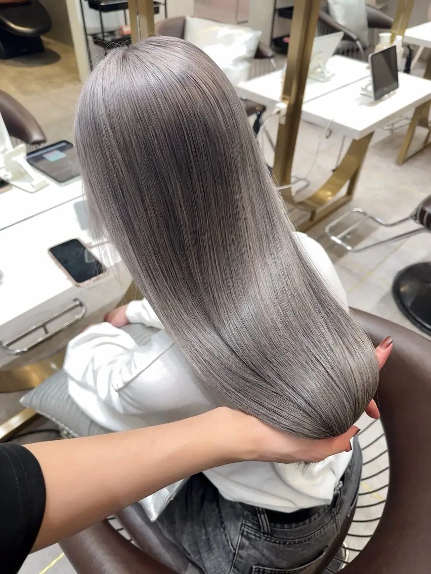 ロング カラー ヘアカラー トリートメント tomoya 透明感のグレージュのヘアスタイル