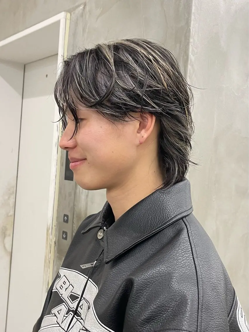 カラー メンズ センターパート メンズハイライト メンズメッシュ メンズウルフカット グレージュ ヘアカラー トリートメント メンズカット パーマ[佐橋]のヘアスタイル