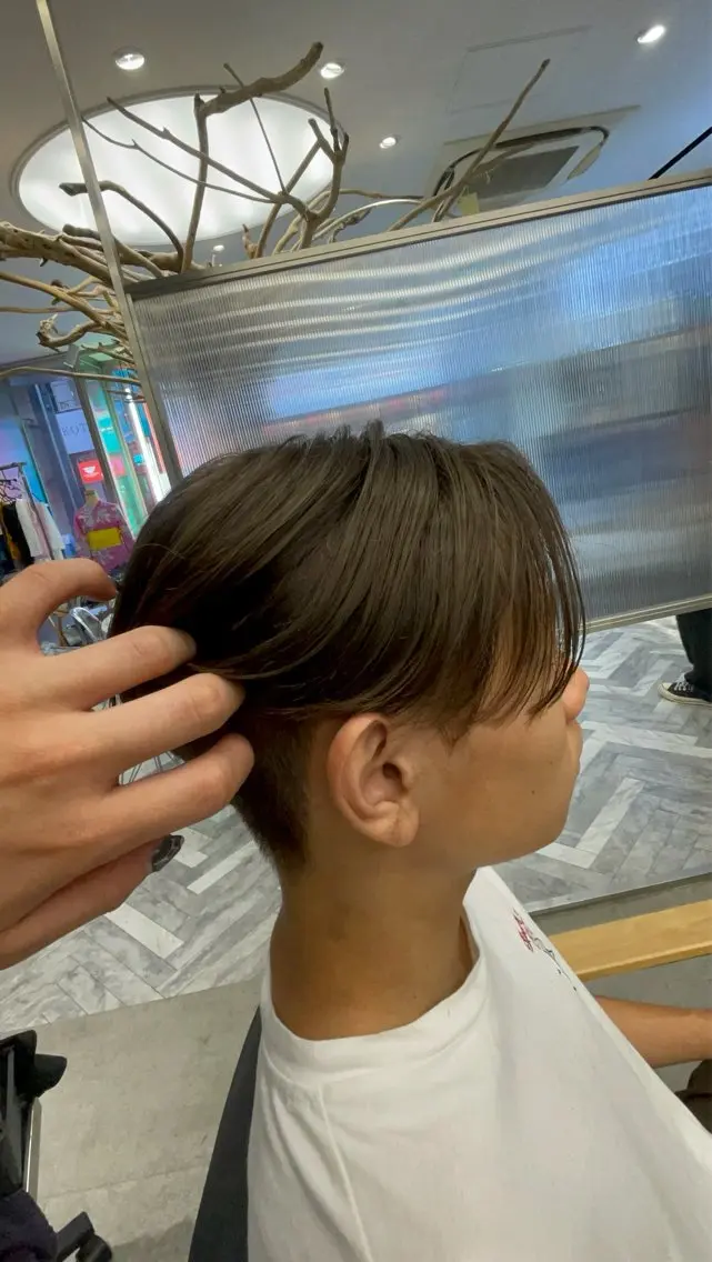 メンズ メンズバレイヤージュ メンズブリーチ センターパート メンズハイライト メンズハイトーン カット 丸山 颯輝斗のヘアスタイル