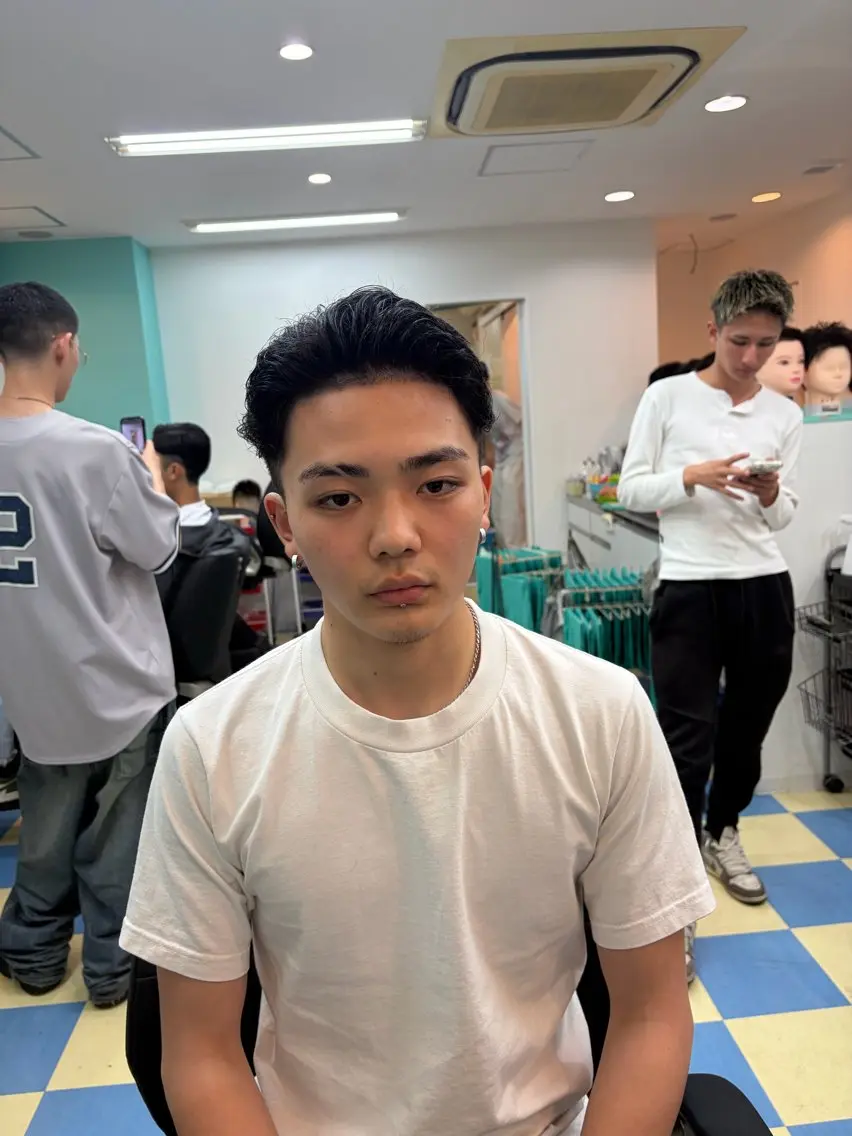 ミディアム かきあげバング メンズカットの天才 脩弥のヘアスタイル
