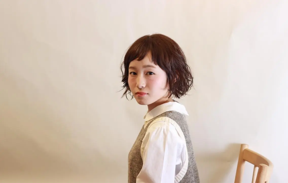 ショート カラー くせ毛 ショートヘア オリーブ系カラー🫒 イノセントヘアのヘアスタイル