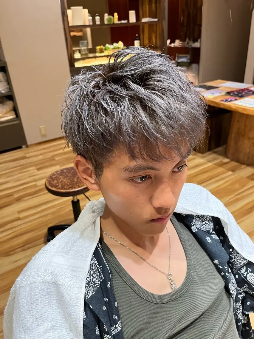 カラー メンズ メンズブリーチ ブリーチ シルバー カット komorebi 拓海のヘアスタイル