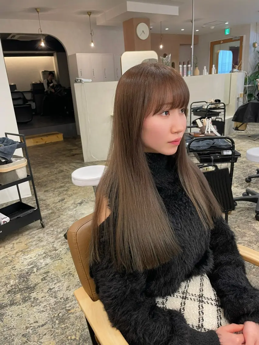 ロング カラー ダブルカラー グレージュ カット ヘアカラー トリートメント 梅田｜赤み消しオリー ブ/顔まわりレイヤーのヘアスタイル