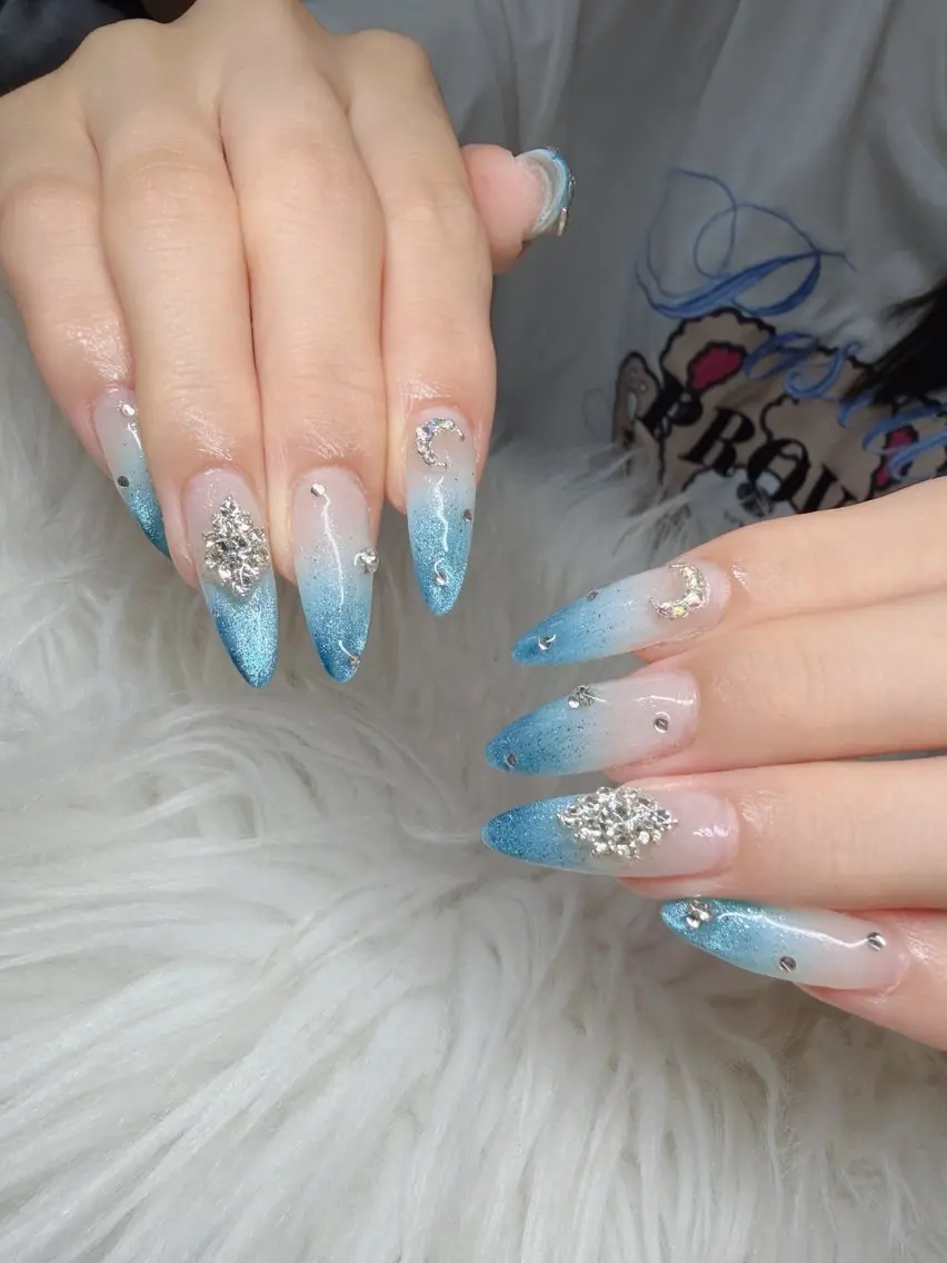 ネイル 長さ出し グラデーション 卒業式 キラキラネイル マグネットネイル Lee Nailsのネイルデザイン