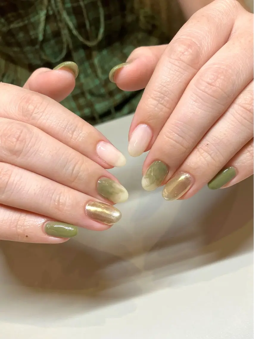 ネイル ゴールド ミラーネイル ニュアンスネイル ホワイト ハンドネイル fun the nail ayakaのネイルデザイン