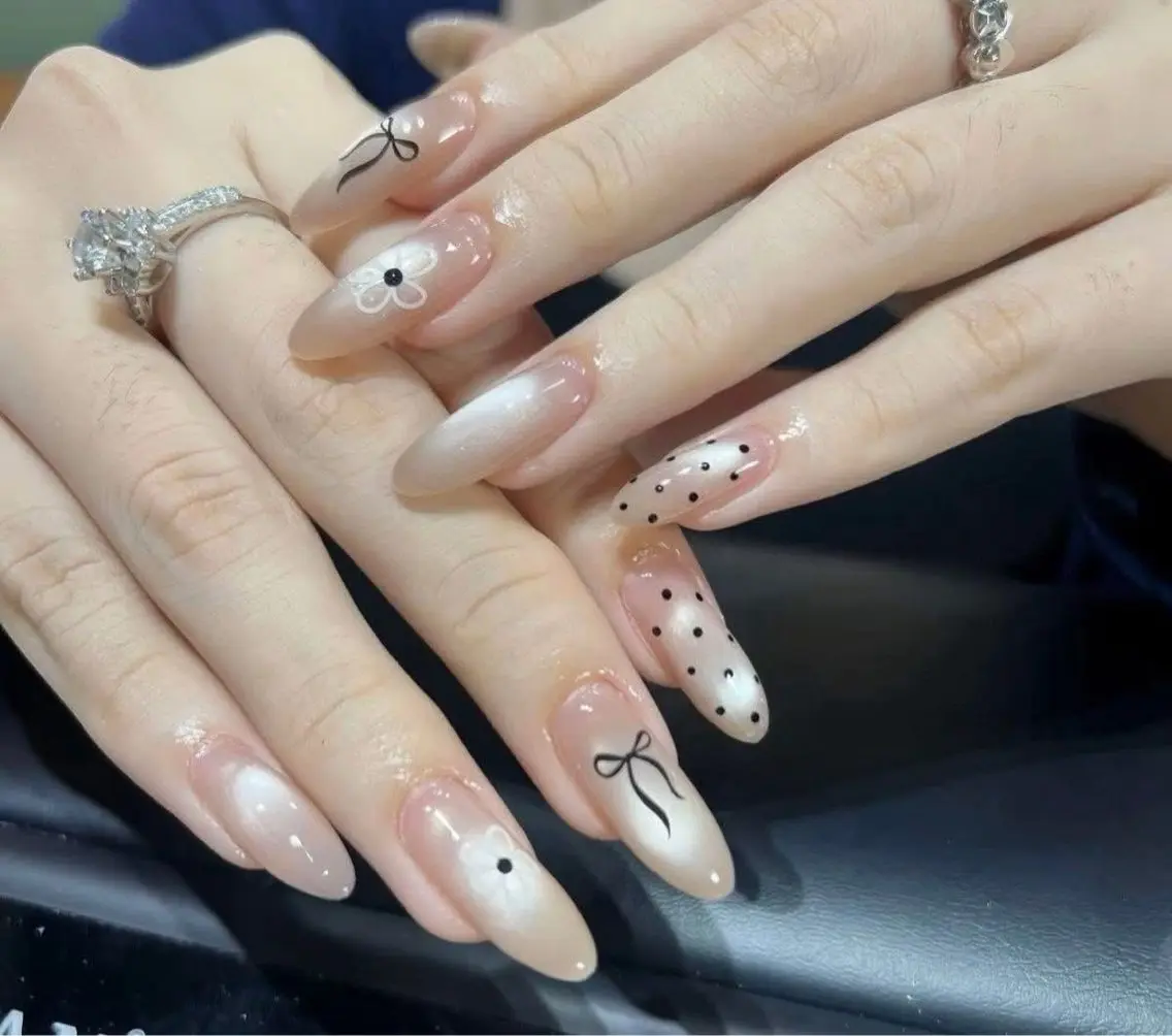 ネイル チークネイル フレンチネイル グラデーション キラキラネイル 韓国ネイル Minette nailHuongのネイルデザイン