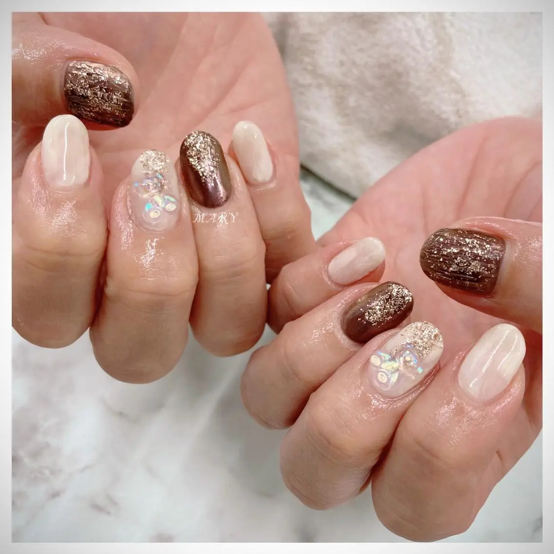 ネイル ブラウン ミラーネイル ニュアンスネイル ホワイト 冬ネイル ハンドネイル Mary nail .narumiのネイルデザイン