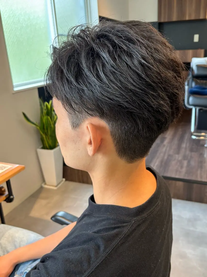 メンズ センターパート 刈り上げ 保立フェザーパーマ 大人メンズヘア船橋駅のヘアスタイル