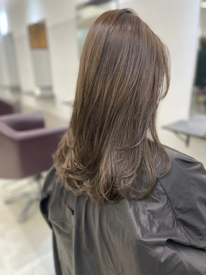 セミロング カラー ベージュカラー オリーブベージュ レイヤーカット AIRI layer cut hairのヘアスタイル