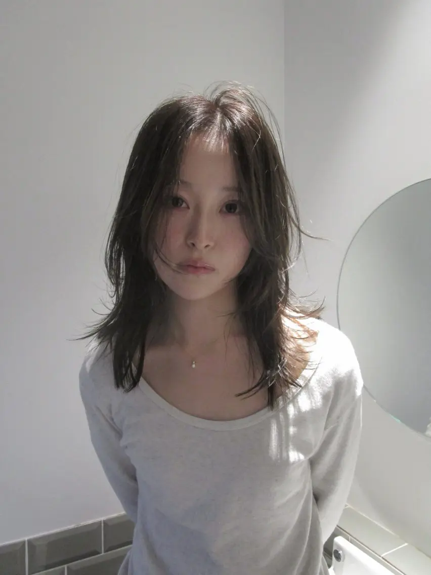 セミロング カラー ベージュカラー 透明感カラー ラベンダーカラー ラベンダーベージュ レイヤーカット カット ヘアカラー yu maのヘアスタイル