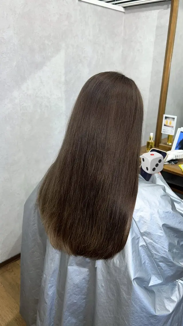 ロング カラー グレージュ イリオモテ レナのヘアスタイル