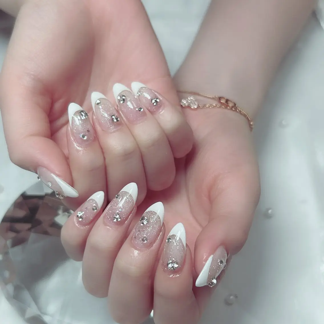 ネイル オーロラネイル フラワーネイル フレンチネイル キラキラネイル ラメ(グリッター) ハンドネイル Cute Tips nailのネイルデザイン