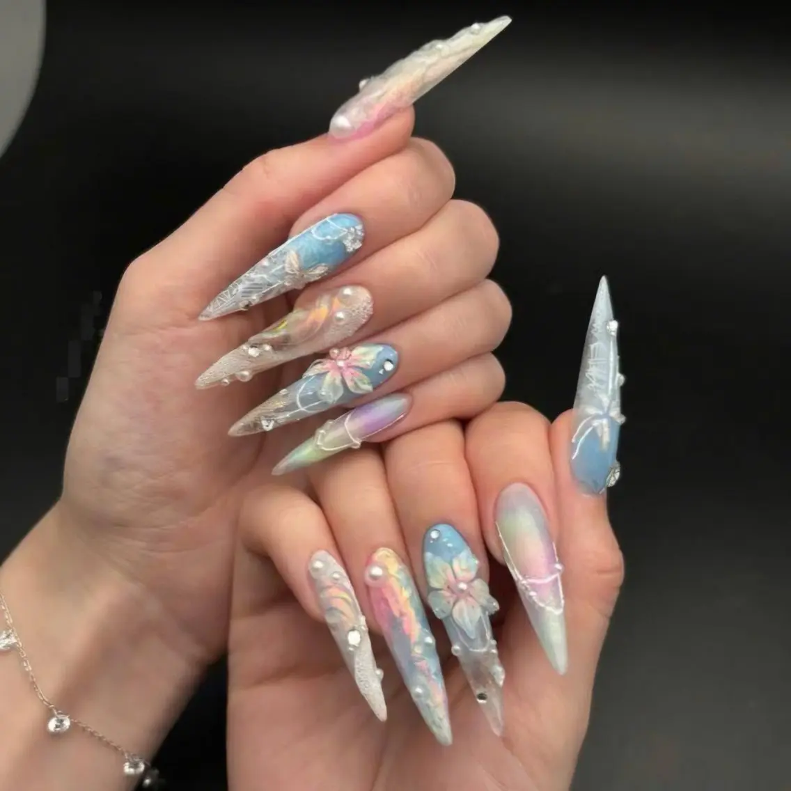 ネイル オーロラネイル ブルー フラワーネイル ジェルネイル ホログラムネイル ハンドネイル Umee Nailのネイルデザイン