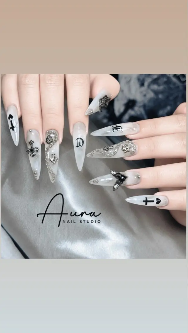ネイル 韓国ネイル ロングネイル シルバー ホワイト ハンドネイル Aura Nail Studioのネイルデザイン
