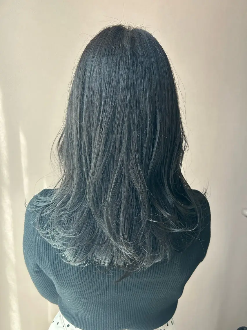 セミロング カラー アッシュ 透明感カラー オリーブアッシュ hubhair レイヤー/透明感のヘアスタイル