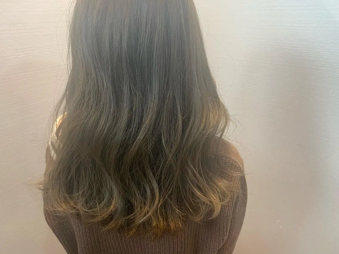ロング カラー ベージュカラー ダブルカラー カット ヘアカラー トリートメント 【Uneユヌ】菊地 春那のヘアスタイル
