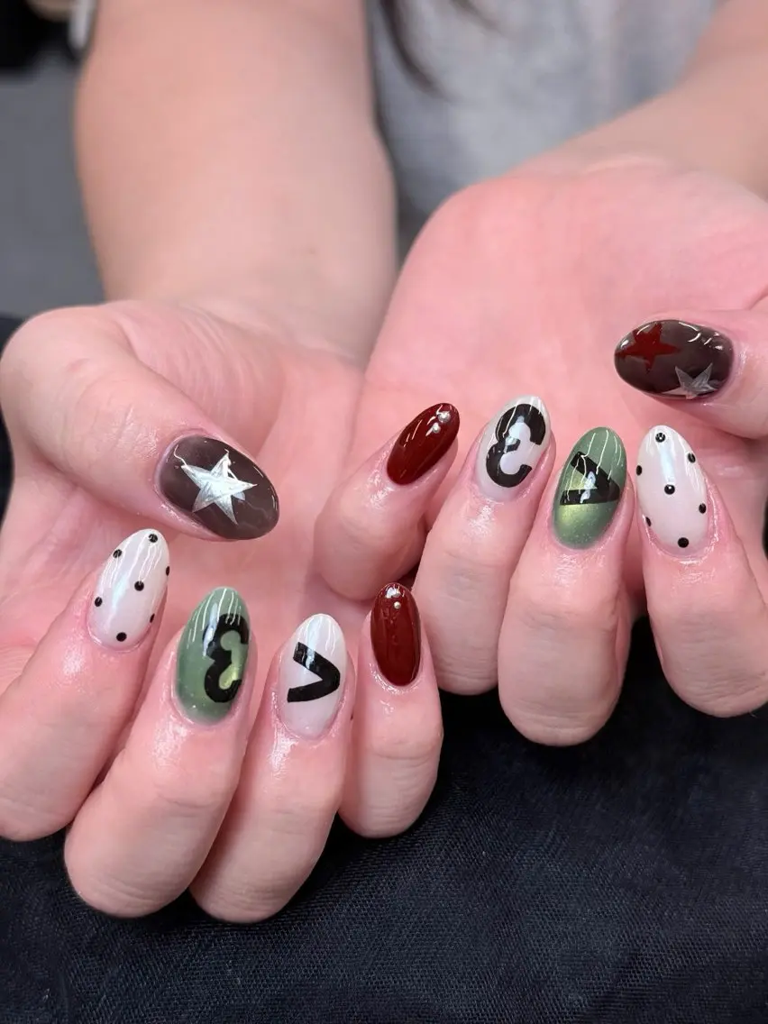ネイル ボルドー ドット 持ち込み Iconic Nailのネイルデザイン