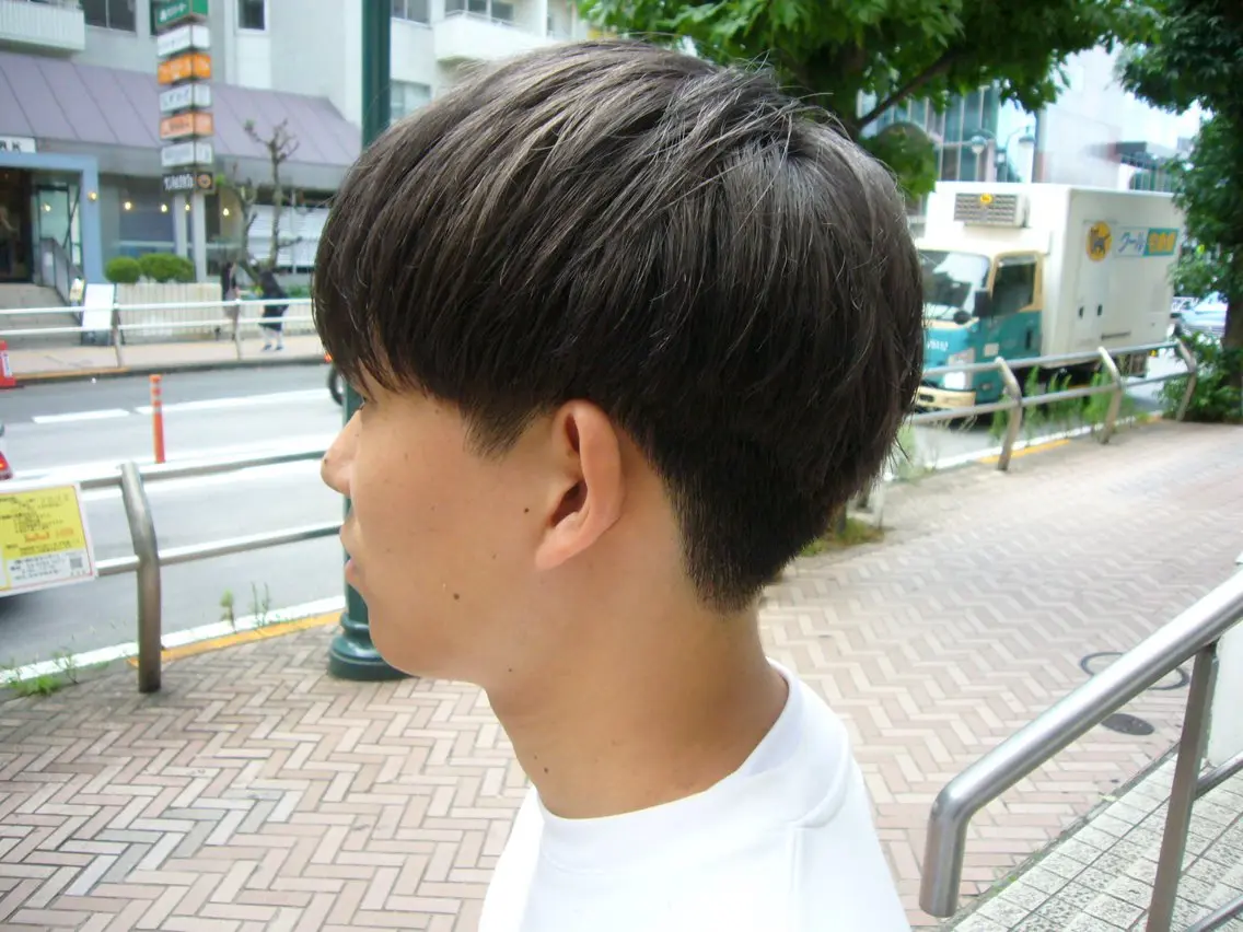 カラー メンズ メンズブリーチ マッシュ ブリーチ グレージュ シルバー ヘアカラー レイヤーカット uraraのヘアスタイル