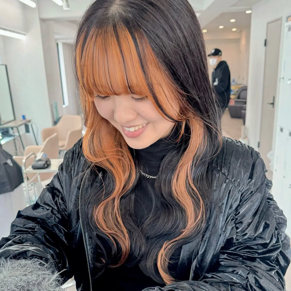セミロング ハイトーンイヤ リングカラー清水隆央のヘアスタイル