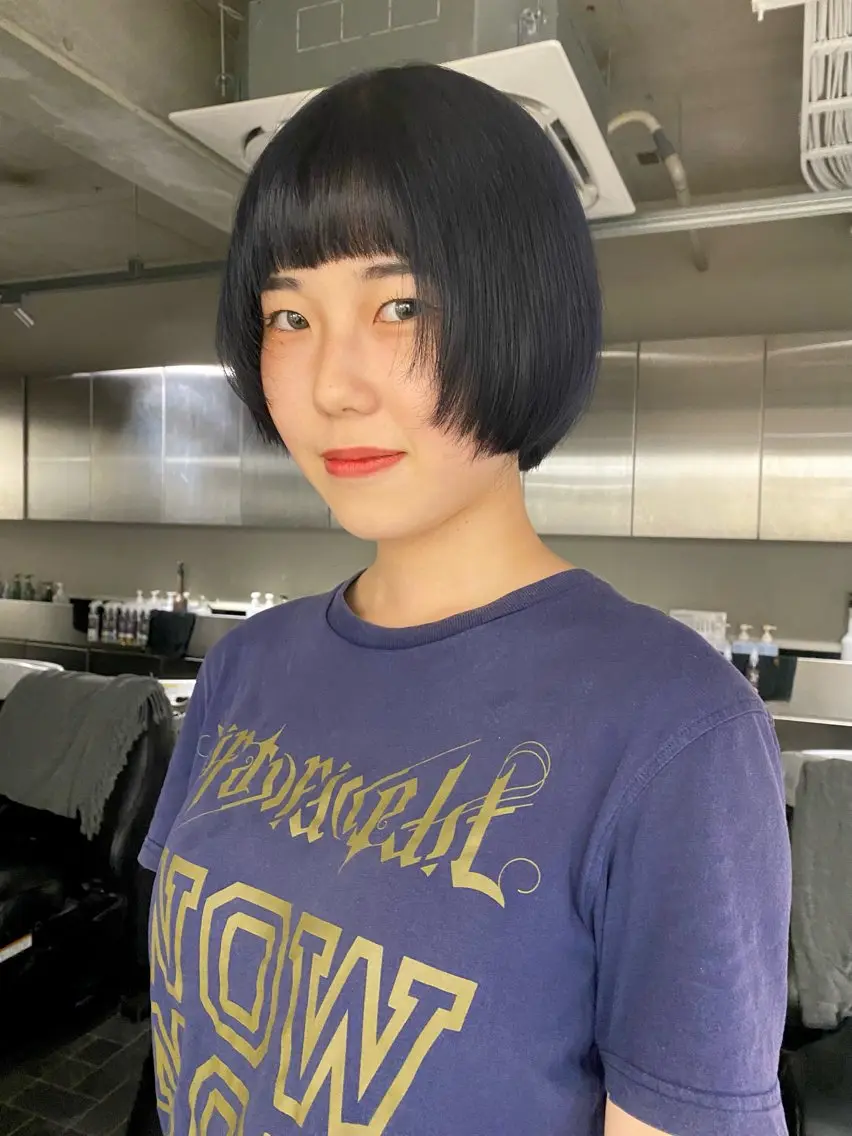 ショート カラー ブリーチ 透明感カラー ネイビーカラー ヘアセット/オカダ サラのヘアスタイル