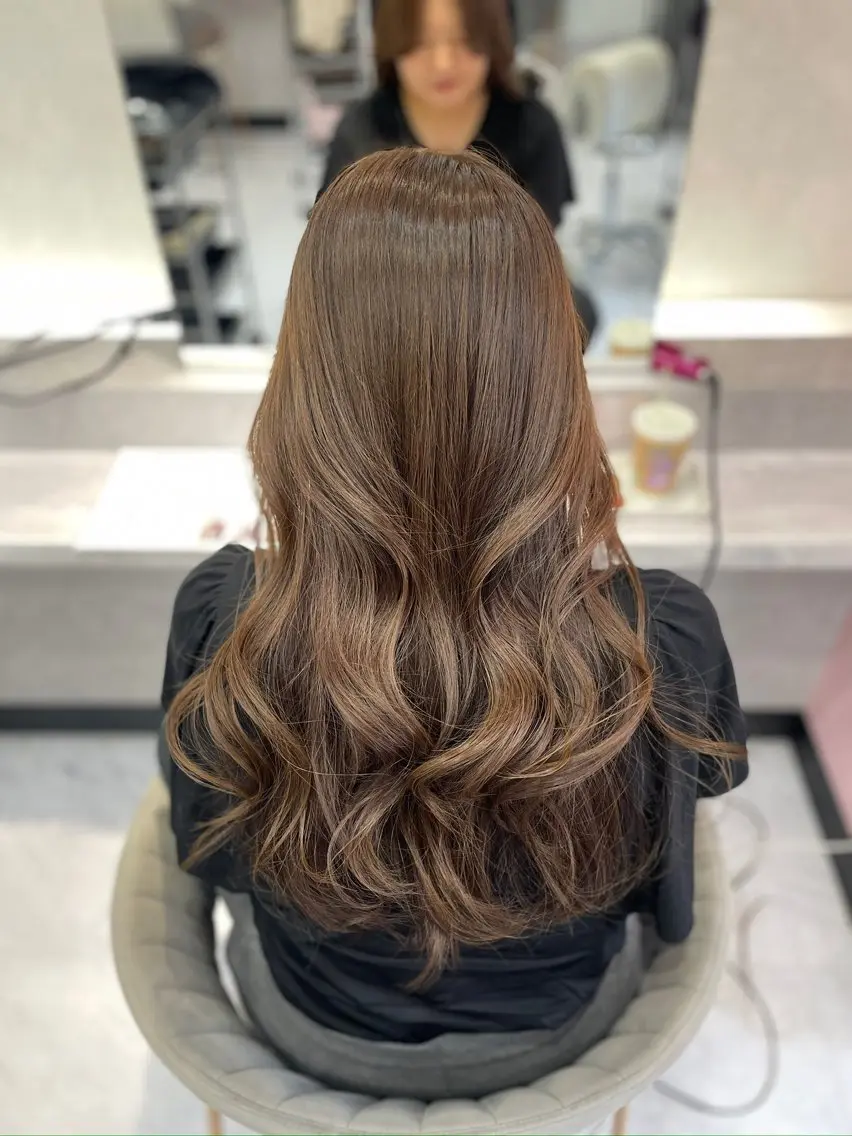 ロング ヘアカラー トリートメント GEM YURI ハイトーンカラーのヘアスタイル