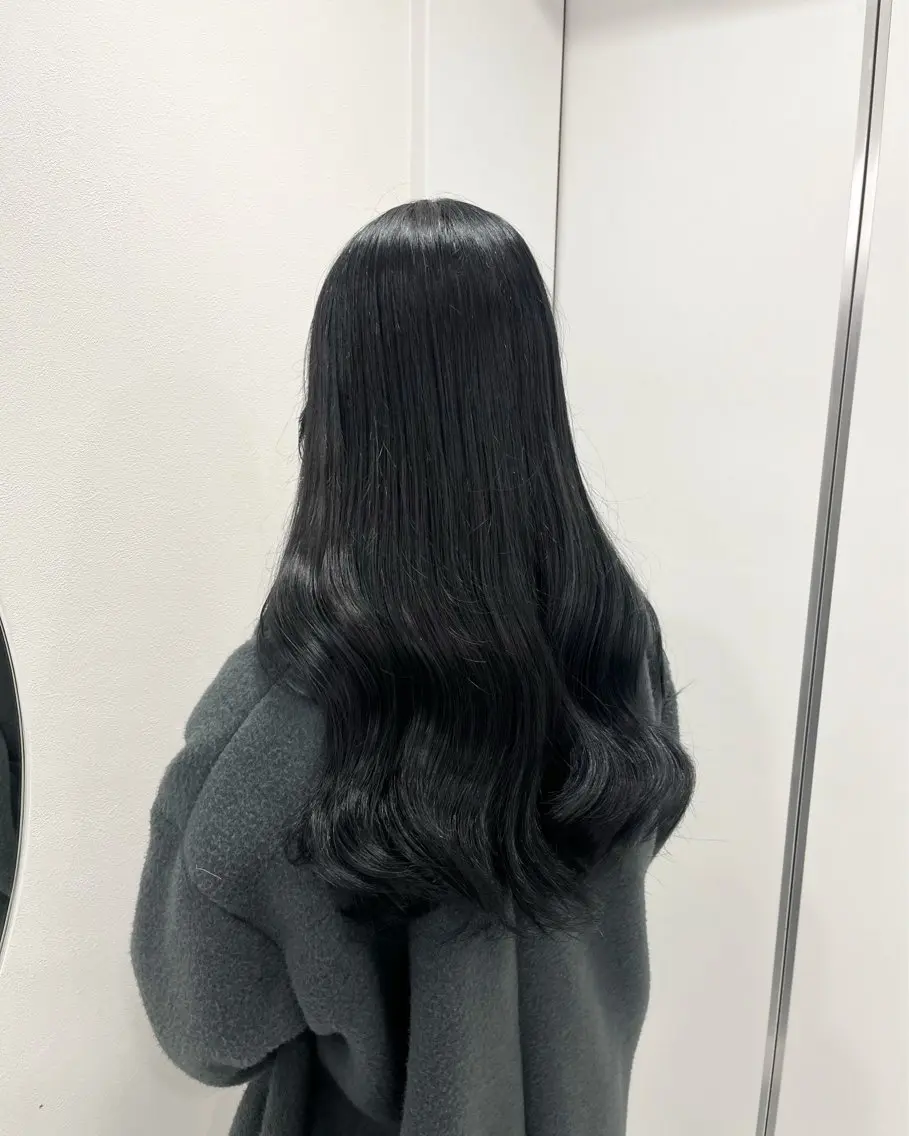 ロング カラー 🩵色落ち可愛い 寒色カラー🩵のヘアスタイル