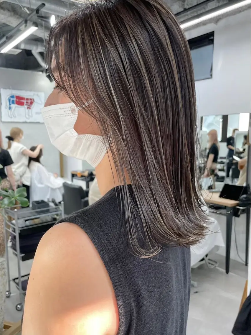 ミディアム カラー ベージュカラー デザインカラー ハイライトカラー ハイライト トリートメント RYOSUKE ハイトーンのヘアスタイル