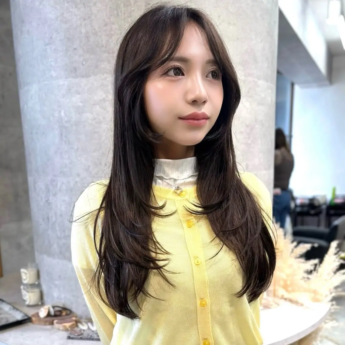 セミロング くびれヘア ハッシュカット 韓国風ヘア レイヤーカット シースルーバング カット ヘアカラー トリートメント 新宿/韓国レイヤー/ 顔まわり/メンズヘアのヘアスタイル