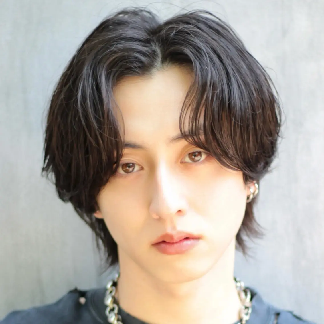 ミディアム パーマ ヘアアレンジ メンズ ミディアムパーマ センターパート フェザーパーマ メンズパーマ ニュアンスパーマ カット パーマ トリートメント ヘッドスパ ヘアセット メンズフェザーパーマ 💫曲がる縮毛矯正のヘアスタイル